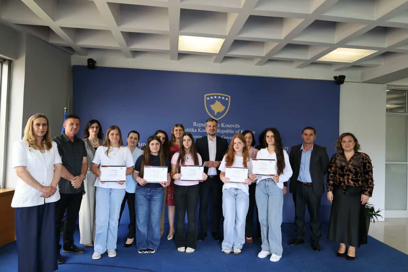 Ministri Çeku priti finalistët e Olimpiadës së përbashkët Kosovë–Shqipëri për Gjuhën Shqipe